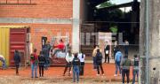 Caso ‘narcomaderas’: toman muestras de madera durante un allanamiento a inmueble en el Parque Industrial