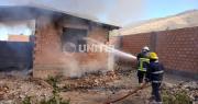 Tras una discusión, un hombre intentó quemar vivos a su esposa e hijos al encerrarlos en su casa y prenderle fuego