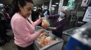 Emapa baja el precio del pollo a Bs 18 el kilo en las ciudades de La Paz y El Alto