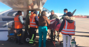 Vía aérea, así fue el traslado de un niño con cáncer desde Uyuni a La Paz para recibir atención médica especializada