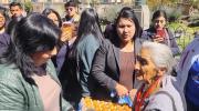 Más de 40 días sin trabajo: legisladores paceños entregan alimentos a comerciantes y fotógrafos de plaza Murillo