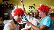 Bares prevén vender unos 50 mil litros de cerveza en el debut inglés