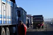 Cruz Roja Bolivia brinda apoyo humanitario a transportistas varados en carretera