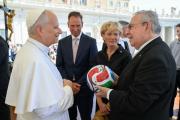 El papa recibe un balón del Mundial de manos de los embajadores de México, EEUU y Canadá
