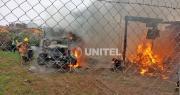 Incendio destruye una casa de madera y la cabina de tráiler en la capital cruceña