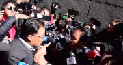 A gritos y empujones, increpan al senador Nilton Condori por los casi 50 días de bloqueos en el país
