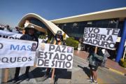 Desesperados, lecheros instalan vigilia en el aeropuerto de Cochabamba, exigen que se levanten los bloqueos