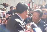 Increpan al senador Condori con gritos y empujones: Destruyen la patria, tú eres el causante