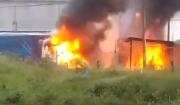 Incendio destruye una casa de madera y la cabina de un tráiler en Santa Cruz