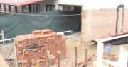 Hombre queda con el brazo atrapado por un bloque de concreto en una obra en Santa Cruz