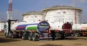 Más de 1.000 cisternas con combustibles están varados en diferentes bloqueos, según YPFB