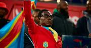 Conoce la historia de Lumumba Vea, el hincha de Congo que permanece inmóvil en todos los partido
