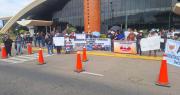 Avicultores y porcinocultores de Cochabamba protestan en el aeropuerto y exigen el desbloqueo
