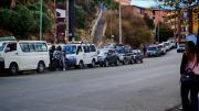 Ni en peores épocas se vio esto: Choferes pasan noches frías en sus vehículos en busca de combustible