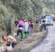 Desbloqueo pacífico: Cooperativistas despejan la carretera al norte de La Paz