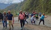 Cooperativistas mineros desbloquean y habilitan el tránsito entre La Paz y Caranavi