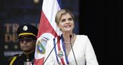 Evacúan a presidenta de Costa Rica durante una gira tras oírse una explosión