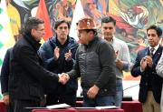 Hay acuerdo de pacificación, Paz firma que cumplirá sus promesas y Argollo pone fin a la protesta