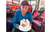 Cumple 80 años en una fila por diésel: la historia de Mario Durán, un chofer detenido por la crisis