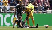 Video: Árbitro sufre un calambre en pleno partido entre EEUU y Australia