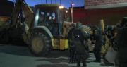 Policía en El Alto se prepara con maquinaria pesada para iniciar el desbloqueo de carreteras
