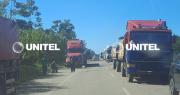 Vehículos permanecen atrapados en el bloqueo del puente Ichilo, límite entre Cochabamba y Santa Cruz