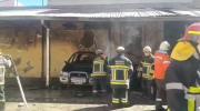 Incendio en parqueo del centro de Oruro deja tres vehículos y tres motocicletas dañados