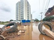 Las lluvias convierten en lagunas el pavimento inconcluso y sin drenaje
