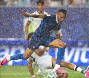 Francia reanuda su partido ante Irak tras suspensión por tormenta y golpea con dos goles en minutos