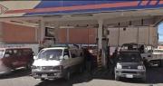 “Hace una semana que duermo aquí”: choferes lamentan que no pueden ver a sus familias por hacer filas para combustible