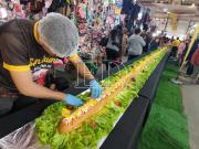 Choripanazo: el mercado Nueva Ramada preparó un choripán de 10,4 metros para celebrar San Juan