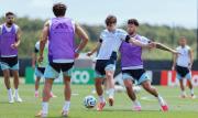 Argentina vuelve al trabajo sin titulares en víspera del cumpleaños de Messi
