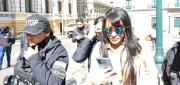 TRASLADAN A WILMA ALANOCA A LA FELCC TRAS INTERVENCIÓN POLICIAL EN PLAZA MURILLO