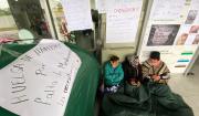 Pacientes con cáncer y enfermos renales inician medidas de protesta por falta de medicamentos y pagos pendientes