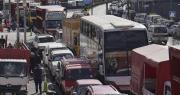 Tras permanecer más de un mes bloqueado en una carretera, chofer llegó a hacer fila por combustible
