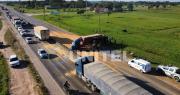 Camión cargado con maíz volcó en la carretera Warnes