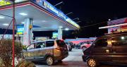 Termina junio y no cesan las filas de vehículos en el eje central en busca de combustible
