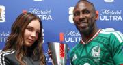 Belinda entrega el premio al MVP y felicita a Julián Quiñones tras el triunfo sobre Ecuador