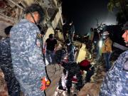 Rescatistas bolivianos recuperan cuerpos durante las operaciones humanitarias en Venezuela