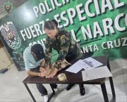 Piloto declara que miles de dólares son de una tercera persona y queda arrestado