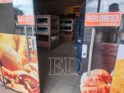 Ladrones roban en una panadería y antes de huir se dan el tiempo para desayunar