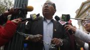 Diputado suplente se encadena a un poste de alumbrado público como medida de protesta