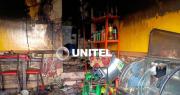 Incendio consume un negocio de comidas en La Paz; bomberos presumen que hubo una “mala conexión” de una garrafa