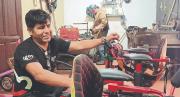Rimer Zapata convierte la chatarra en carritos para niños con discapacidad