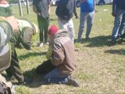 Accidente: mujer a bordo de una motocicleta suelta a su bebé de sus brazos y éste muere al caer