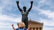 Como un ritual, hinchas “peregrinan” a la estatua de Rocky
