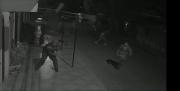 Pandilleros arremetieron contra casas y autos en el cuarto anillo causando destrozos y caos