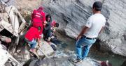 Minibús con pasajeros cae a un barranco en Cochabamba y se reportan al menos dos fallecidos