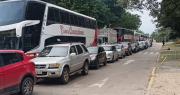 “Más tiempo estoy en la fila que trabajando o con mi familia”: Choferes reclaman por la falta de combustible