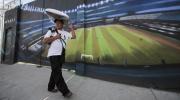 Vendedores ambulantes intentan eludir las restricciones de la FIFA